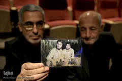 عکس یادگاری یکی از رزمندگان دفاع مقدس با سردار سرلشگر قاسم سلیمانی