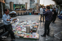 فروش کتب ممنوعه در حاشیه خیابان