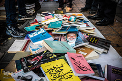 فروش کتب ممنوعه در حاشیه خیابان