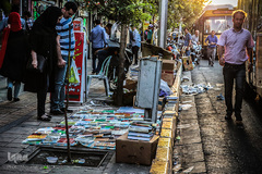 فروش کتب ممنوعه در حاشیه خیابان