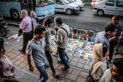 فروش کتب ممنوعه در حاشیه خیابان