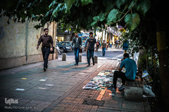 فروش کتب ممنوعه در حاشیه خیابان