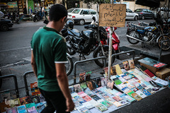 فروش کتب ممنوعه در حاشیه خیابان