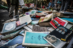 فروش کتب ممنوعه در حاشیه خیابان