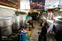 پخت و توزیع غذای نذری در روز اربعین حسینی
