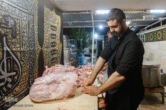 پخت و توزیع غذای نذری در روز اربعین حسینی
