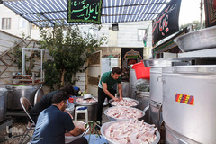 پخت و توزیع غذای نذری در روز اربعین حسینی
