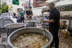 پخت و توزیع غذای نذری در روز اربعین حسینی
