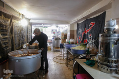 پخت و توزیع غذای نذری در روز اربعین حسینی
