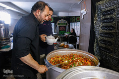 پخت و توزیع غذای نذری در روز اربعین حسینی
