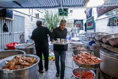 پخت و توزیع غذای نذری در روز اربعین حسینی
