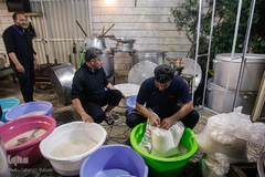 پخت و توزیع غذای نذری در روز اربعین حسینی

