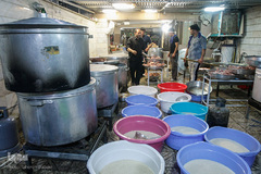 پخت و توزیع غذای نذری در روز اربعین حسینی
