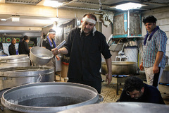 پخت و توزیع غذای نذری در روز اربعین حسینی
