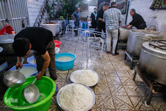 پخت و توزیع غذای نذری در روز اربعین حسینی
