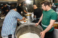 پخت و توزیع غذای نذری در روز اربعین حسینی
