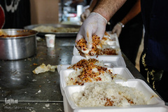 پخت و توزیع غذای نذری در روز اربعین حسینی
