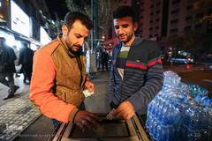 جمع آوری کمک های مردی برای زلزله زدگان 