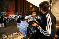 جمع آوری کمک های مردی برای زلزله زدگان 