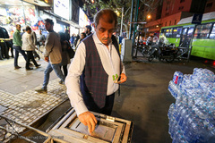 جمع آوری کمک های مردی برای زلزله زدگان 