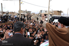 حضور رهبر معظم انقلاب در منطقه زلزله‌زده سرپل ذهاب