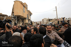 حضور رهبر معظم انقلاب در منطقه زلزله‌زده سرپل ذهاب