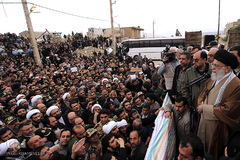 حضور رهبر معظم انقلاب در منطقه زلزله‌زده سرپل ذهاب