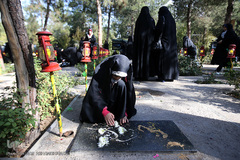 مراسم غبار روبی مزار شهداء بهشت زهرای تهران در هفته بسیج