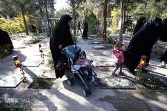 مراسم غبار روبی مزار شهداء بهشت زهرای تهران در هفته بسیج