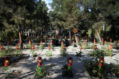 مراسم غبار روبی مزار شهداء بهشت زهرای تهران در هفته بسیج