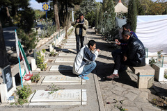 مراسم غبار روبی مزار شهداء بهشت زهرای تهران در هفته بسیج