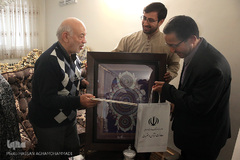 تقدیر جامعه قرآنی از پدر و مادر شهیدان عباس و جواد سلیمانی