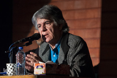 مجید رضاییان در نشست عکاسی خبری، نگاهی به ایران، نگاهی به جهان در خانه هنرمندان ایران دیده می شود.