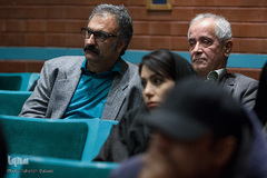 حسن غفاری و افشین شاهرودی در ششمین دوره ۱۰ روز با عکاسان مشاهده می شود.