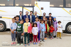 عکس یادگاری جامعه قرآنی با کودکان مناطق زلزله زده