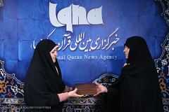 اهدای تقدیرنامه به حمیده گوهری بجندی، مدیر موسسه قرآنی «مرتضی علی» 
