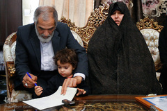 دیدار جامعه قرآنی با خانواده شهید مدافع حرم حسین معزغلامی
