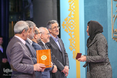 تقدیر از دکتر هاله حامدی فر مدیر شرکت سیناژن جهت ساخت داروی بیماران MS