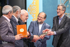 تقدیر از محمدجواد ظریف وزیر امور خارجه در دومین دوره اهدا نشان امین الضرب