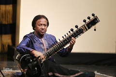 اجرای شهید پروز خان نوازنده سی تار هند در دومین شب از جشنواره موسیقی فجر