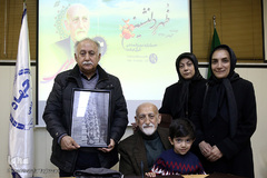 عکس یادگاری استاد «محسن مظاهری» پیشکسوت قرآنی به همرا برادر و دختران