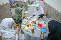 ستاری در زمان تعویض شیفت صبحانه را با همکاران دیگر بیمارستان صرف می‌کند