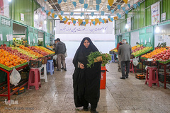 نسرین ستاری در حال خرید مایحتاج خانه پس از پایان کار در بیمارستان