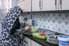 نسرین ستاری به صورت منظم به خانه پدر نیز رفت و آمد دارد و کمک حال پدر خویش نیز هست که تنها زندگی می کند