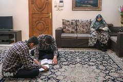 خانم ستاری در زمان آزاد خود به عبادت و قرائت قرآن می پردازد