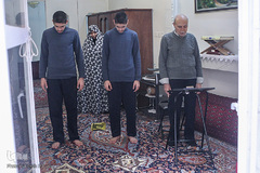 یک سال است که مادر نسرین ستاری به رحمت خدا رفته است و از آن زمان با همراهی خواهران به پدر سرمی‌زنند
