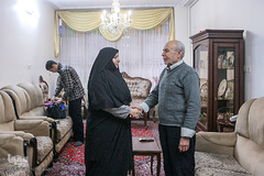 یک سال است که مادر نسرین ستاری به رحمت خدا رفته است و از آن زمان با همراهی خواهران به پدر سرمی‌زنند