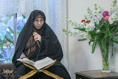 نسرین ستاری ۴ سال است که به صورت هفتگی در جلسات قرآنی شرکت می کند