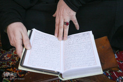 نسرین ستاری ۴ سال است که به صورت هفتگی در جلسات قرآنی شرکت می کند