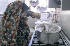 نسرین ستاری برای مادرش که یک سال از به رحمت خدا رفته در حال پخت آش نذری می‌باشد